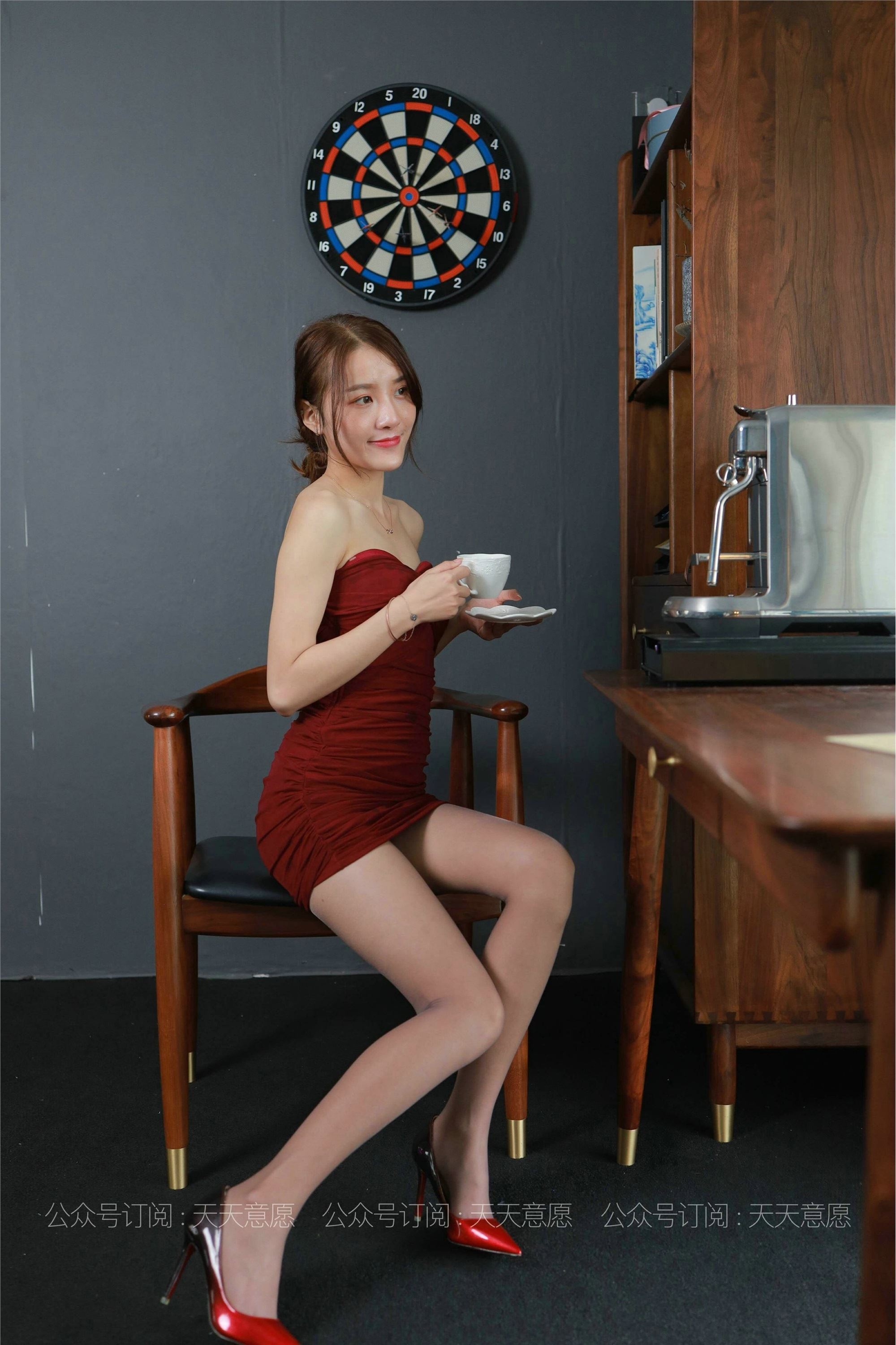 IESS异思趣向  2021.08.02 丝享家877：婉苹《姓感红色小礼裙》